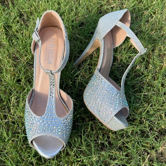 De Blossom Silver T-Strap Heels with Rhinestone Embellishments heels Sz-7.5. Ps - Picture 15 of 15